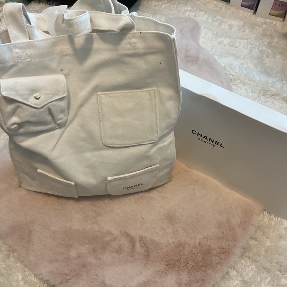 GWP Chanel Beaute 4 Pocket Tote with gift box. - Picture 2 of 2